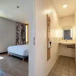 B&B Hotel Saintes מלון