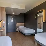 B&B Hotel Saintes 3* סנטה