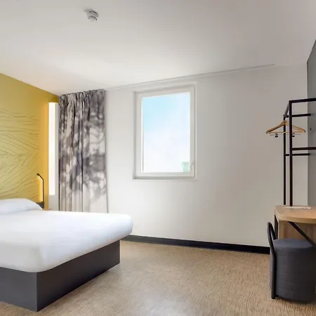 B&B Hotel Saintes 호텔