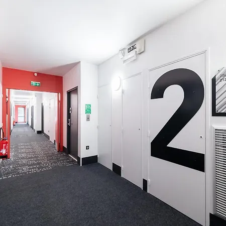 B&B Hotel Saintes 생트